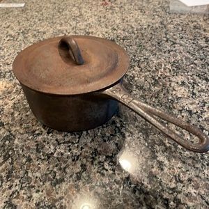 Cast iron Birmingham Stove and Range 2 quart pot with lid